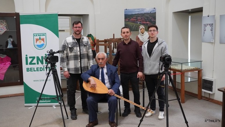 65 Yıldır Sazı ve Kalemi Elinde