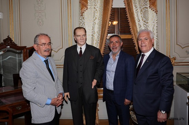 Atatürk’ün Balmumu heykeli, Hünkâr Köşkü’nde Sergileniyor