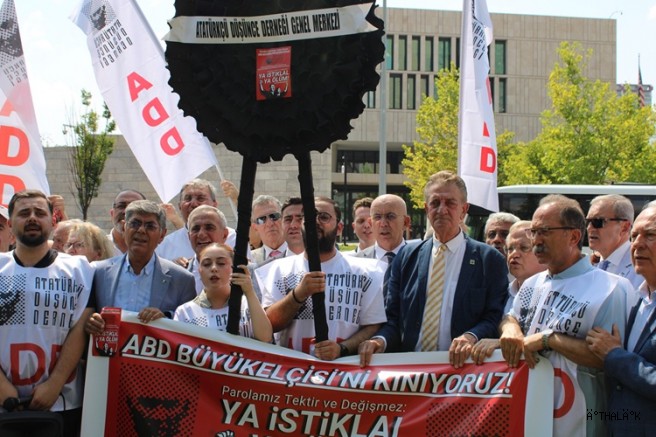 Atatürkçü Düşünce Derneği ABD Büyükelçiliğine Siyah Çelenk Bıraktı 