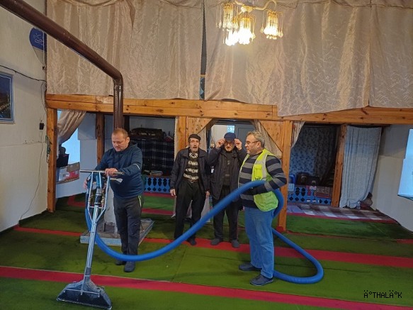 Balkanlardaki Camilerde Ramazan Temizliği