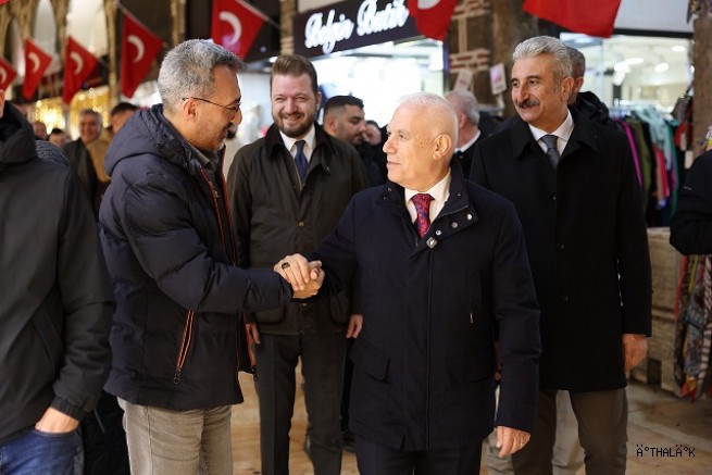 Başkan Bozbey Çarşı Esnafıyla Bayramlaştı