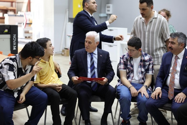 Başkan Bozbey, Öğrencilerin Karne Sevincine Ortak Oldu