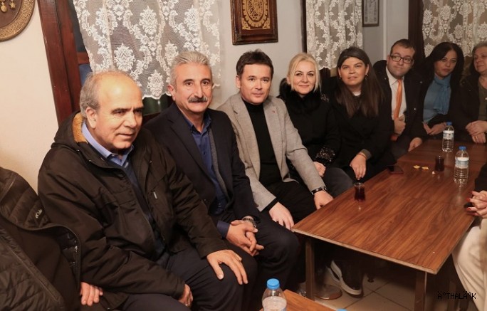 Başkan Erkan Aydın Abdal Meydanı’nda Vatandaşlarla Sahur Yaptı