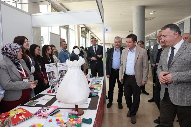 Başkan Erkan Aydın Bursa 23. Kitap Fuarı’nda Çocuk Yazarlarla Buluştu