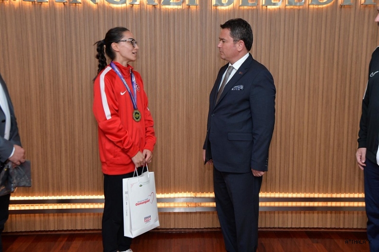 Başkan Erkan Aydın Bursa’nın Gururu Şampiyon Sporcuyu Ağırladı