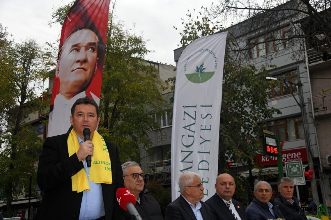 Başkan Erkan Aydın İstiklal Mahallesi’nde Vatandaşlarla Buluştu 