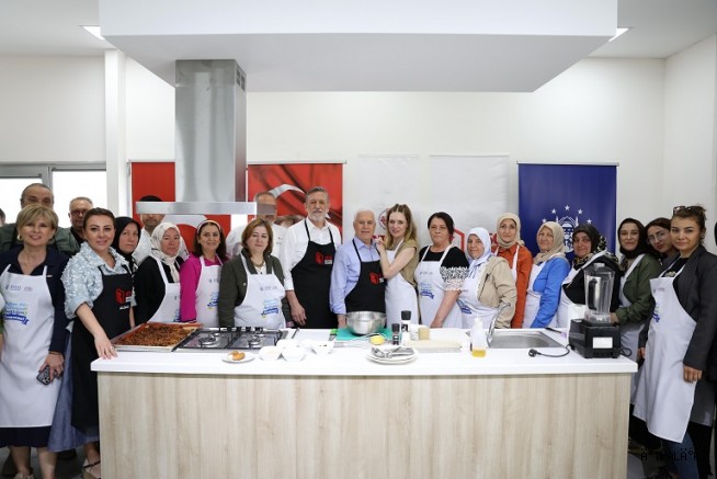 Başkan Mustafa Bozbey ve Seden Bozbey, Obezite İle Mücadele İçin Mutfağa Girdi
