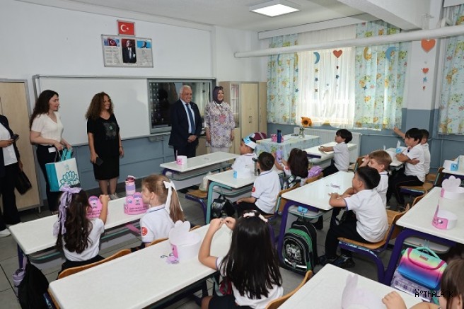 Başkan Şadi Özdemir’den “Okula Hoş Geldin” Hediyesi