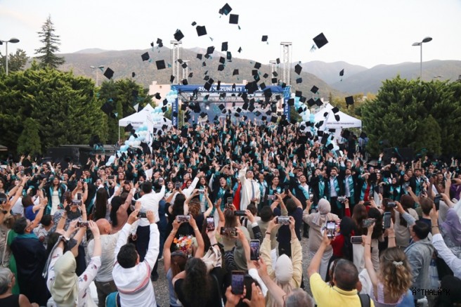 BTÜ’de Mezuniyet Sevinci ve 15. Yıl Gururu Bir Arada