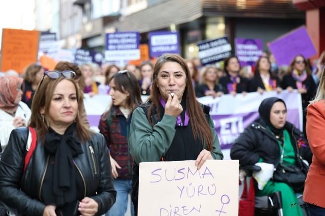 Bursa’da Binlerce Kadın Şiddetsiz Bir Yaşam, Adalet ve Eşitlik İçin Yürüdü 