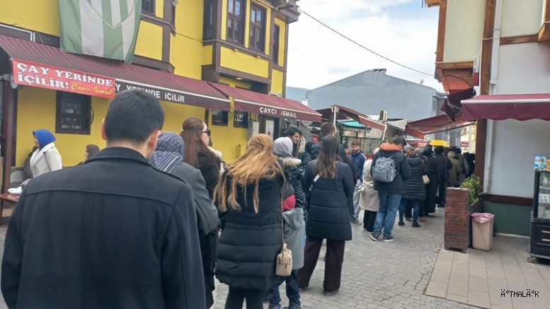 Bursa'nın Meşhur Lezzeti İçin Günün Her Saatinde Kuyruğa Giriyorlar