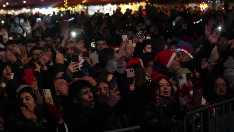 Bursa Yeni Yıl Meydanı’nda Yılbaşı Coşkusu