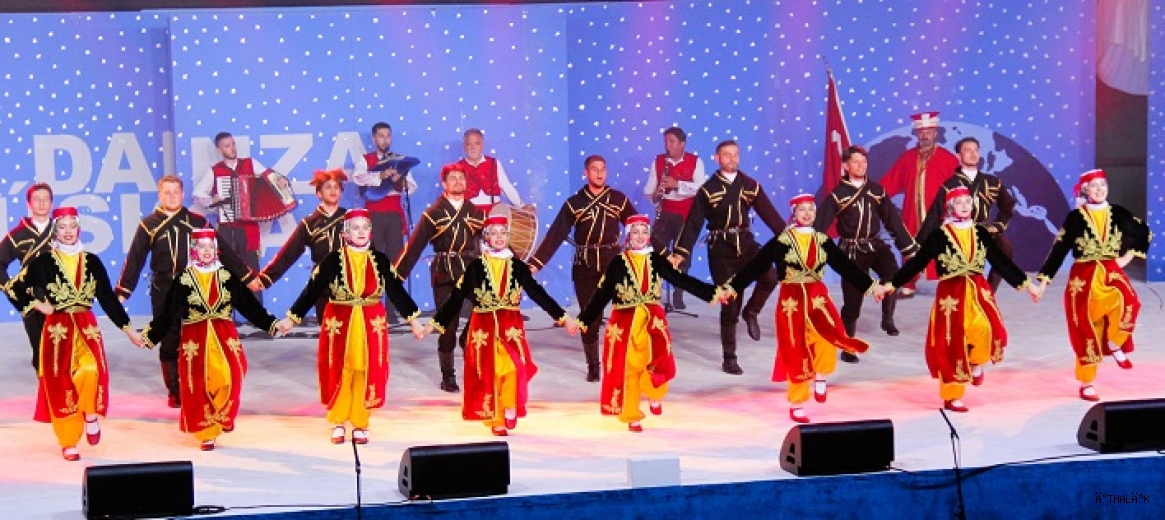 BUÜ Halk Oyunları Topluluğu'ndan “En İyi Performans Yapan Grup” Başarısı