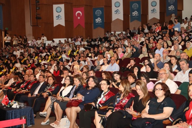 BUÜ Mimarlık Bölümü Öğrencilerinin Mezuniyet Coşkusu