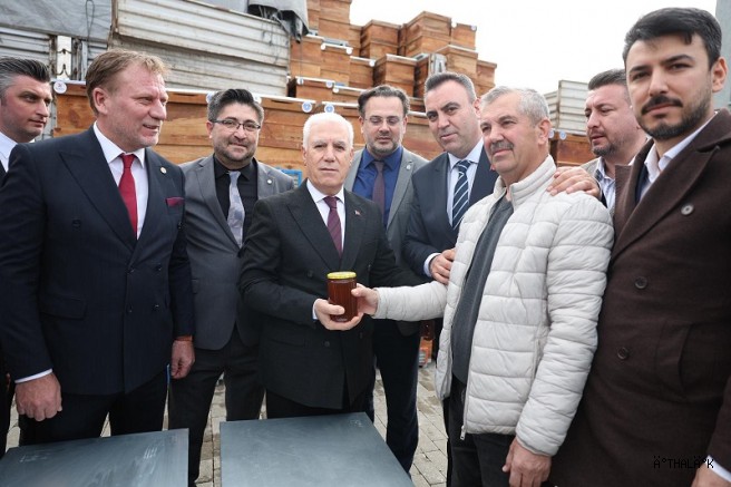 Büyükşehir'den Arıcılara Kovan Desteği