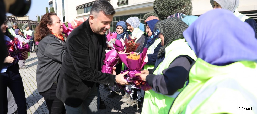 Büyükşehir'den Kadın Çalışanlara Çiçek Jesti