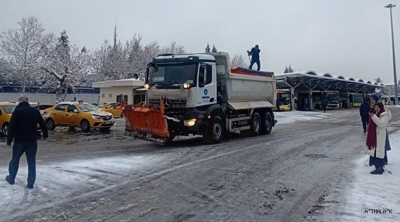 Büyükşehir Kar ve Lodosa Geçit Vermedi