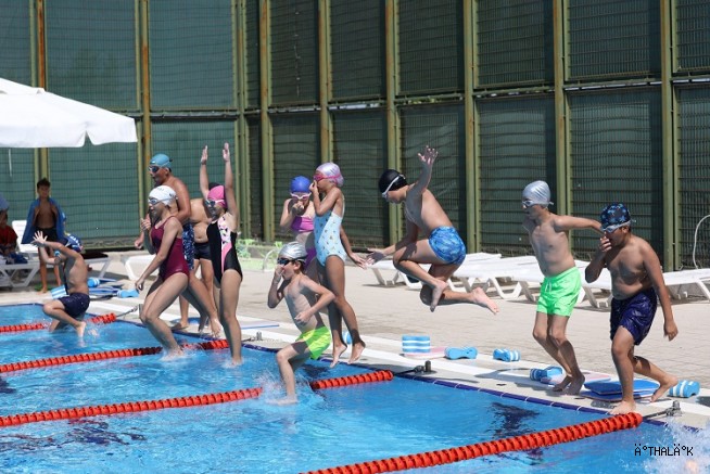 Büyükşehir Yaz Okulları’nda Minik Yüzücülerin Sertifika Heyecanı