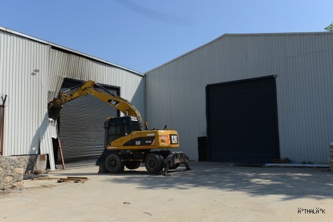 Çalı’da 2 Bin 300 Metrekarelik Kaçak Depo Yıkıldı