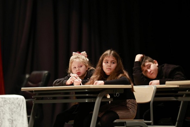 Çocuk Şenlikleri "Okulda Sıradan Bir Gün" Gösterisi İle Başladı