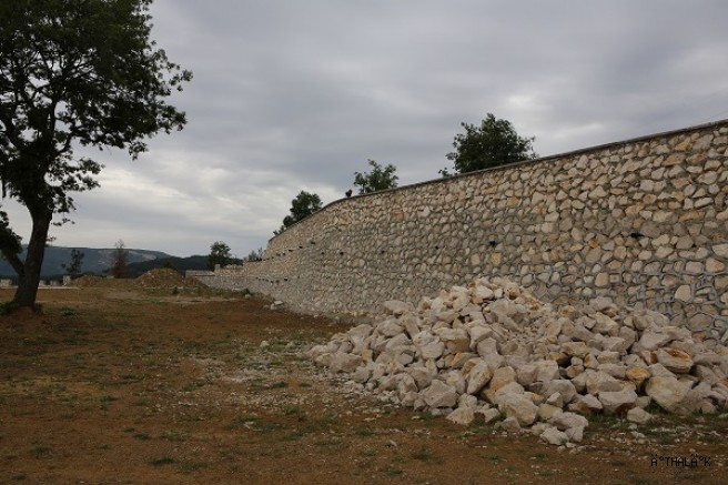Dağyenice’de 3 Bin 800 Metrekarelik Kaçak Duvar Yıkıldı