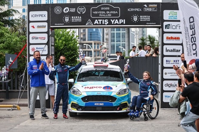 Engelli Ralli Pilotu Kübra Aracını Başarıdan Başarıya Sürüyor