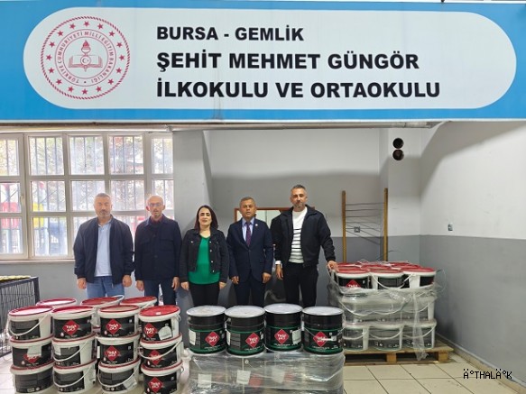 Gemlik Kent Konseyi Filli Boya Desteği İle Bir Okul Daha Boyattı