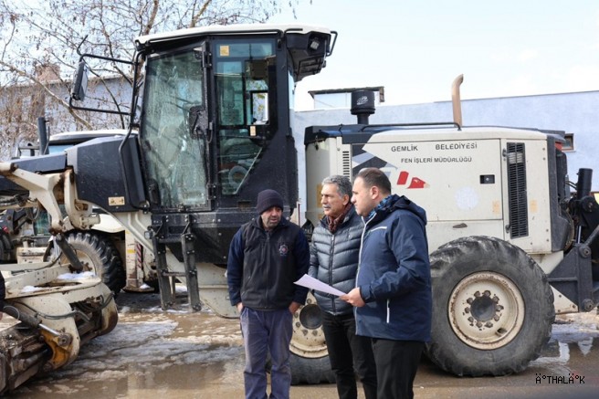 Gemlik’te Kar Yağışı Sonrası Tuzlama Çalışmaları Gerçekleştiriliyor