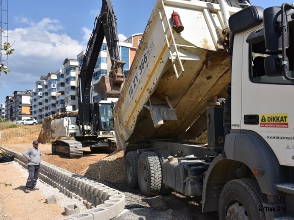 Gemlik’te Yol Açma Çalışmaları Hız Kesmeden Sürüyor