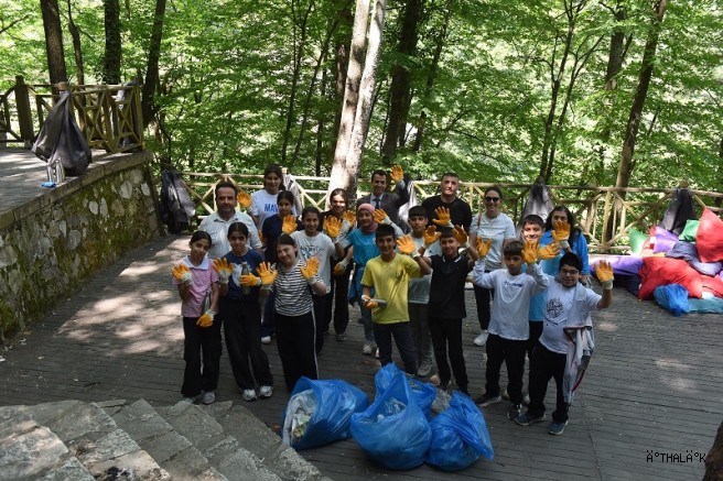 Gençlerden Küreklidere'de Temizlik harekatı