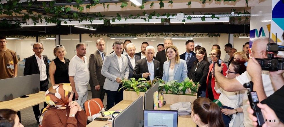 Gençliğe Yatırım Sürüyor: Gemlik Gençlik Merkezi Hizmete Açıldı