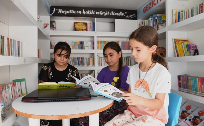 Gezici Kütüphane Çocukları Bilgiyle Donatıyor