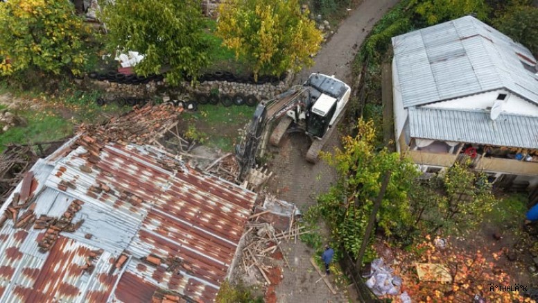 Hasarlı Bina Belediye Tarafından Yıkıldı
