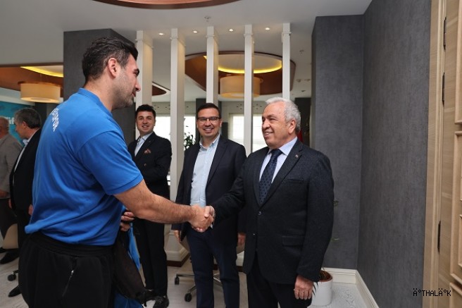 Hentbolcular Başarılarını Başkan Şadi Özdemir’le Paylaştı