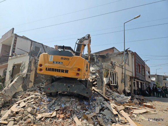 İki Katlı Kaçak Bina Yıkıldı