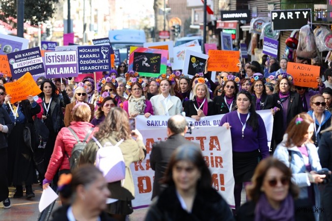 Kadınlar 8 Mart'ta Eşitlik ve Dayanışma İçin Yürüdü