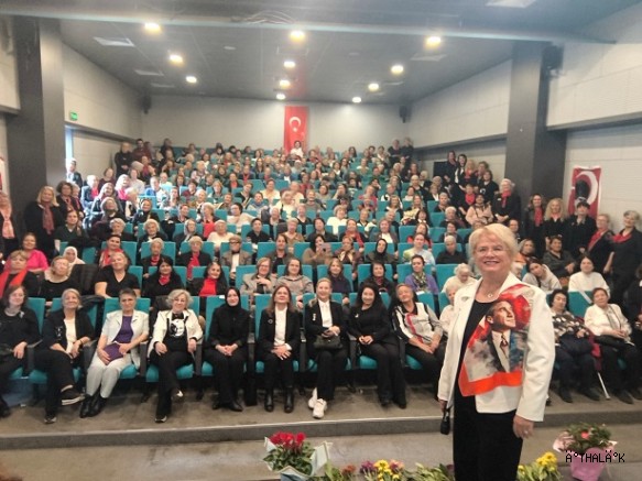 Kadınlar, Atatürk’ü Sevdiği Şarkılarla Andı