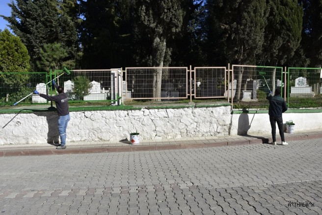 Karacabey Belediyesi'nden Mezarlıklara Özenli Bakım