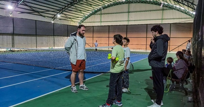 "Karacabey Belediyesi Spor Tesisleri'nde Minik Raketler Sahne Aldı"