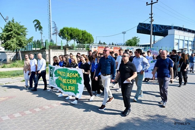 "Karacabey’de Okul Sporları ve HOBA Projesi kupa töreni coşkuyla gerçekleşti" 
