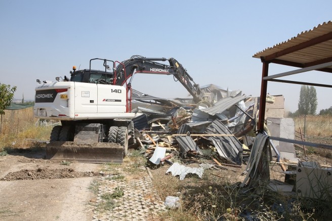 Kayapa’da İki Kaçak Yapı Yıkıldı
