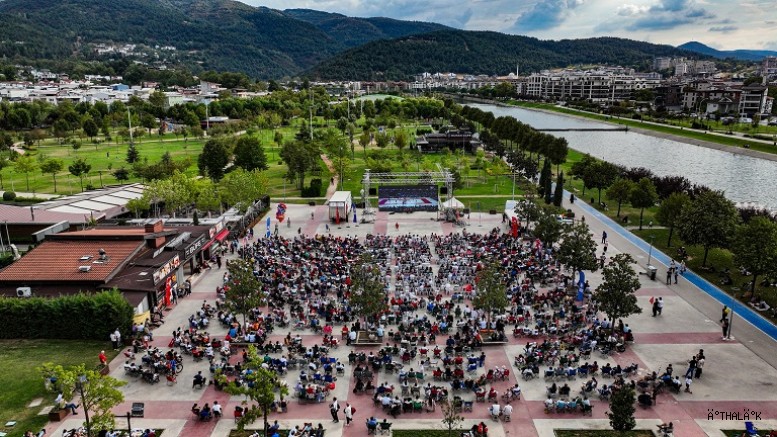 Milli Heyecan ve Bursaspor Maçı Dev Ekrana Yansıdı