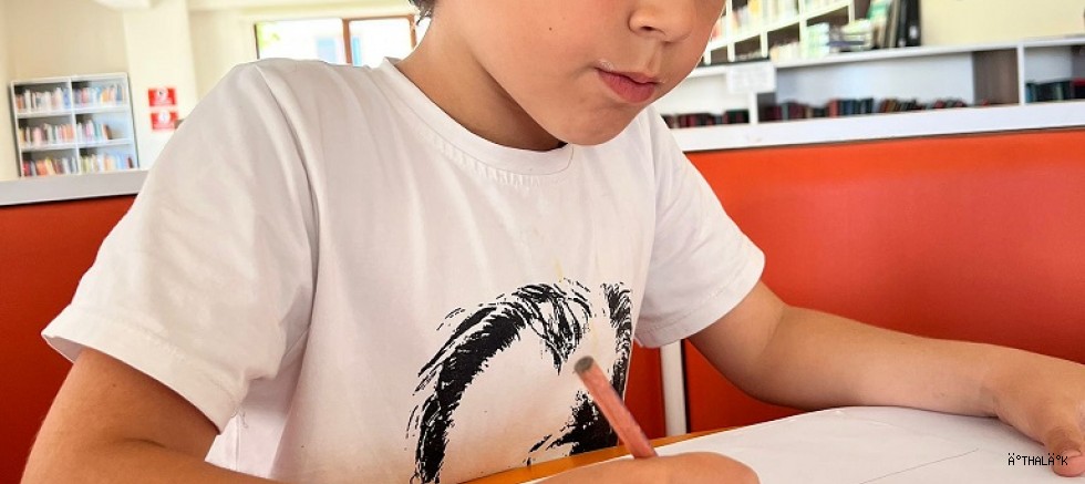 Minik Eller Renkli Hayaller Çizdi