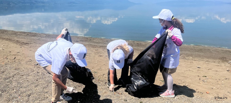 Minik Gönüllülerden İznik’te Sahil Temizliği