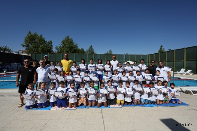 Minik Yüzücülerin Sertifika Heyecanı