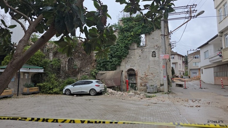 Mudanya’da Bakımsız Tarihi Kilise Duvarı Çöktü
