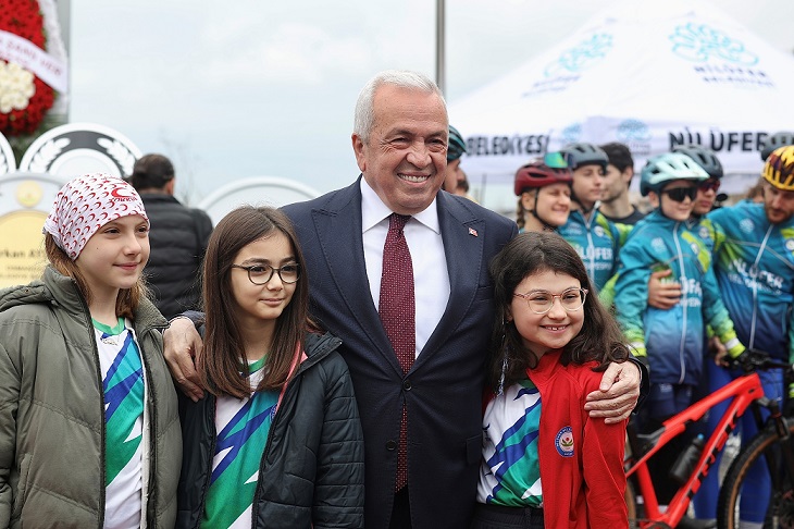 Nilüfer, 23 Nisan’ı Cumhuriyet Meydanı’nda Kutladı