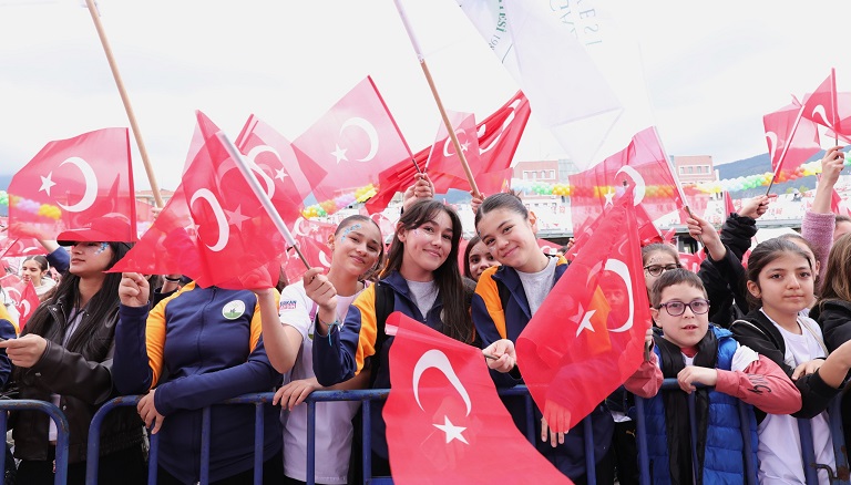 23 Nisan Coşkusu Osmangazi Meydanı’nda Yaşanıyor