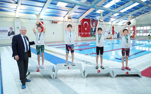 Osmangazi Yüzme Şenliği’nde Kazananlar Kupalarını Aldı
