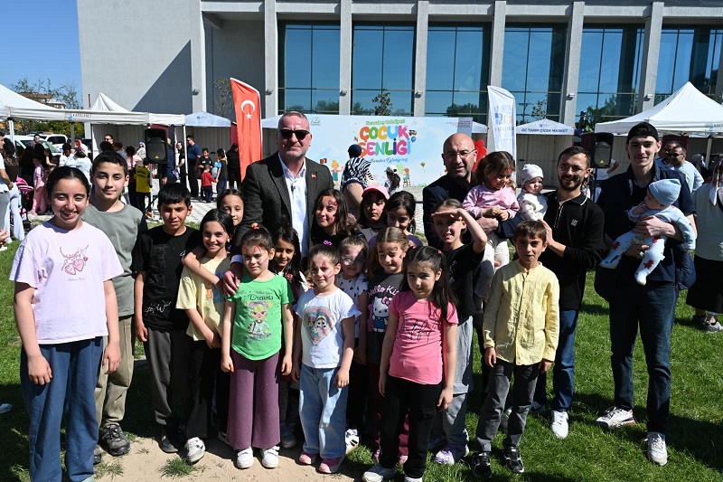 Karacabey'de Çocukların Neşesi Gökyüzüne Yükseldi